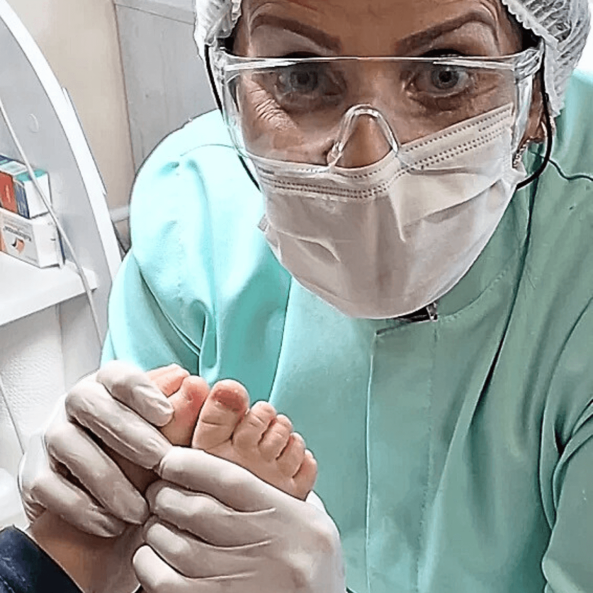 Cuidado e carinho no atendimento de podologia para bebês